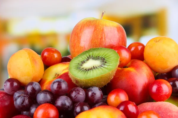 Assortiment van sappige vruchten op lichte achtergrond — Stockfoto