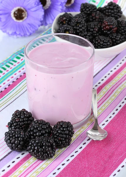 Süße Brombeeren mit Joghurt auf dem Tisch aus nächster Nähe — Stockfoto