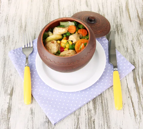 Horneado vegetal mixto con pechuga de pollo en olla, sobre fondo de madera — Foto de Stock