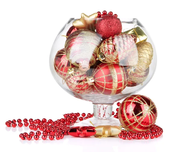 Ciotola di vetro pieno di decorazioni natalizie, isolato su bianco — Foto Stock