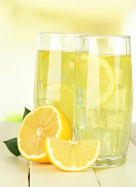 Heerlijke limonade op tafel op lichte achtergrond — Stockfoto