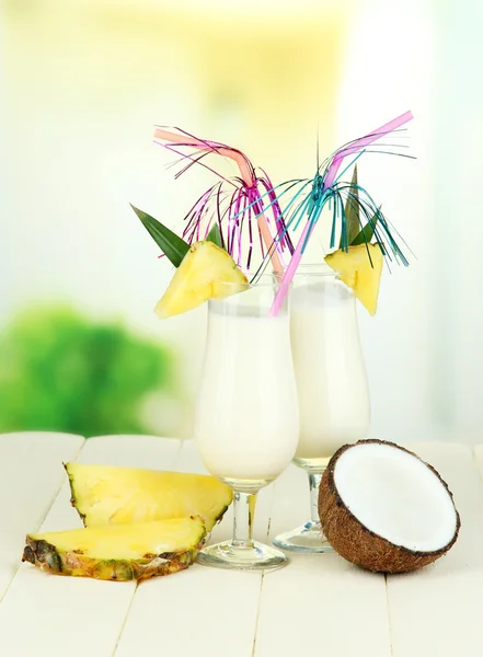 Bebida de pina colada em copos de coquetel, em fundo brilhante — Fotografia de Stock