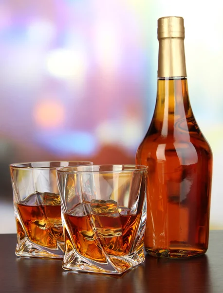 Vaso de whisky con botella, sobre fondo oscuro —  Fotos de Stock