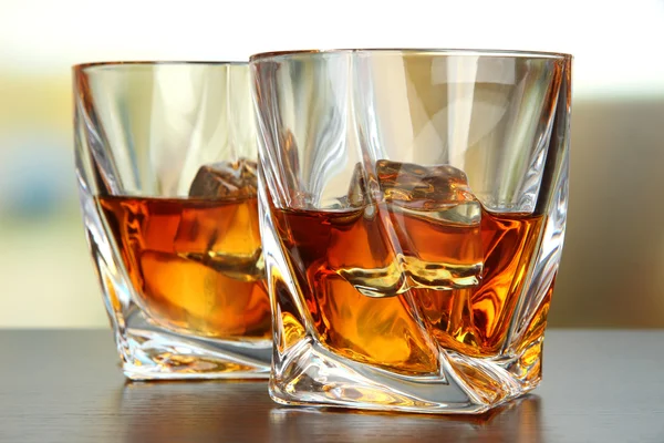 Bicchieri di whisky, su sfondo brillante — Foto Stock