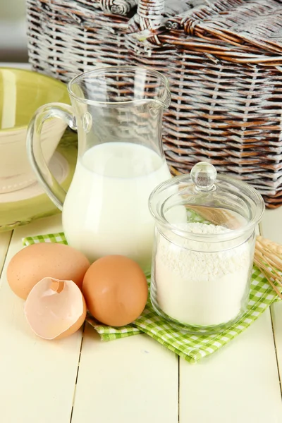 Zutaten für Teig auf Holztisch in Großaufnahme — Stockfoto