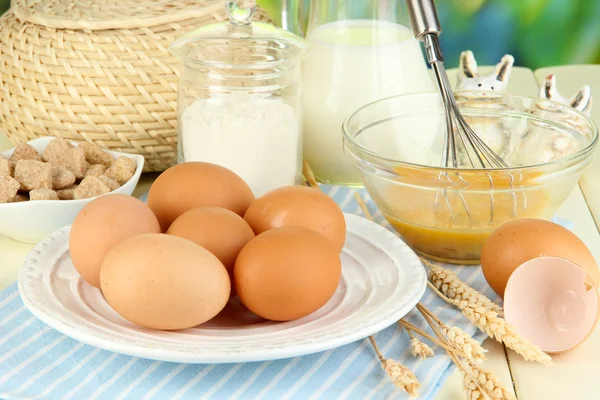 Ingredientes de massa de farinha na mesa de madeira no contexto natural — Fotografia de Stock