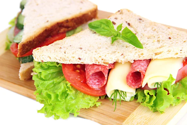 Sanduíches saborosos com salsicha de salame e legumes na tábua de corte, isolados em branco — Fotografia de Stock