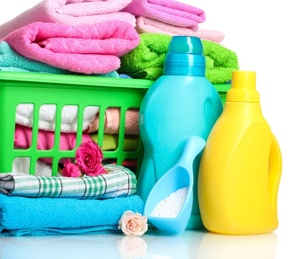 Detergenty i ręczniki w zielony plastikowy kosz na białym tle — Zdjęcie stockowe