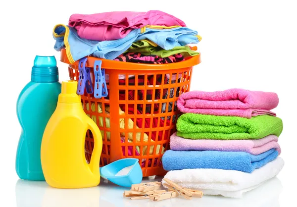 Ropa con detergente y polvo de lavado en canasta de plástico naranja aislada en blanco —  Fotos de Stock