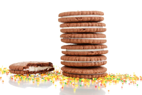 Čokoládové cookies s krémovou vrstvu izolovaných na bílém — Stock fotografie