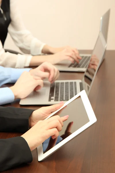 Kvinnliga händer med digitala tablett på office bakgrund. — Stockfoto