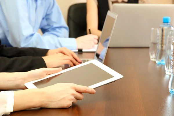 Mãos femininas com tablet digital no fundo do escritório . — Fotografia de Stock