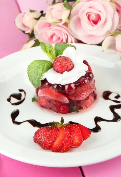 나무 배경 색상에 신선한 딸기와 맛 있는 젤리 디저트 — 스톡 사진
