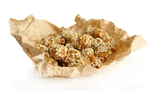 Вкусный арахис с кунжутом и карамелью, изолированный на белом — стоковое фото