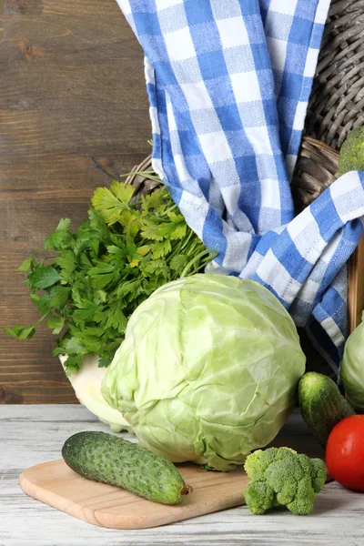 Composición de verduras sobre mesa sobre fondo de madera —  Fotos de Stock