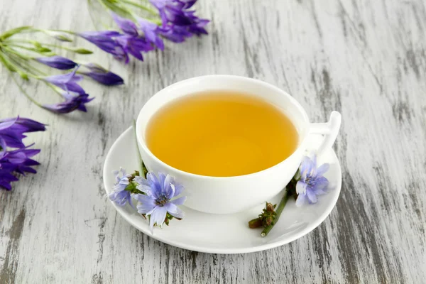 Hindiba, ahşap zemin ile çay — Stok fotoğraf