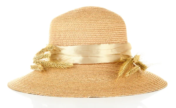 Hermoso sombrero de verano con espiguillas aisladas en blanco — Foto de Stock