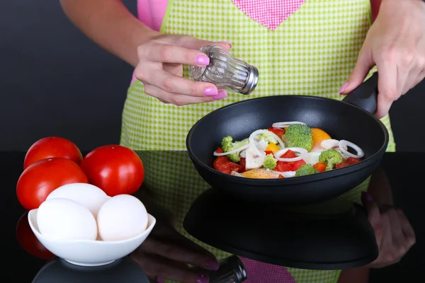 Ręce, gotowanie warzyw ragout patelni na szarym tle — Zdjęcie stockowe