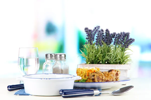 Suppe und Reis mit Fleisch in Tellern auf Serviette auf dem Tisch vor Fensterhintergrund — Stockfoto