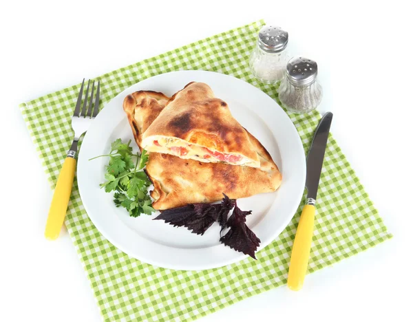 Calzone de pizza na mesa em guardanapo isolado em branco — Fotografia de Stock