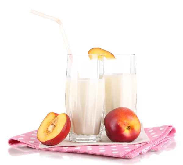 Pyszne koktajle mleczne z brzoskwini na białym tle — Zdjęcie stockowe