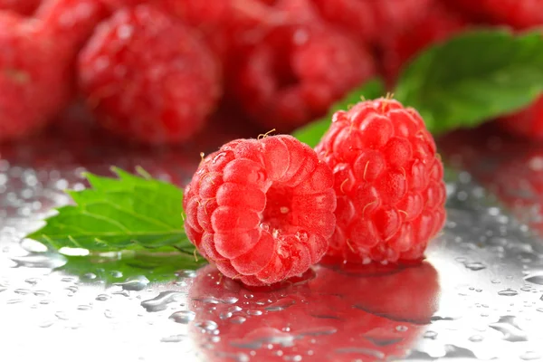 Ripe sweet raspberries with drops, close up — Stock Photo, Image