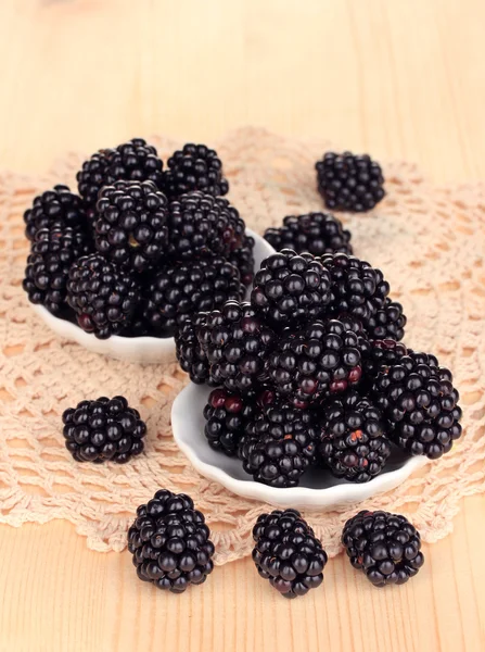 Süße Brombeeren in Schalen auf Holztisch — Stockfoto