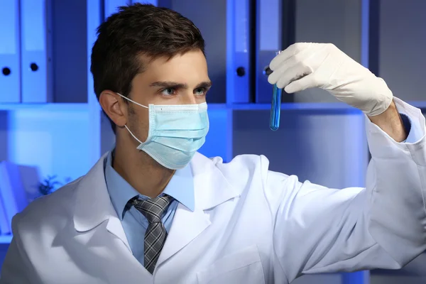 Joven científico de laboratorio trabajando en laboratorio —  Fotos de Stock