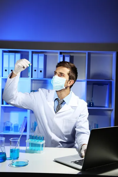 Young laboratory scientist working at lab — Stock Photo, Image