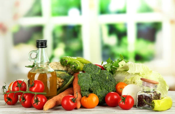 Verdure fresche in cesto su tavolo di legno su sfondo finestra — Foto Stock