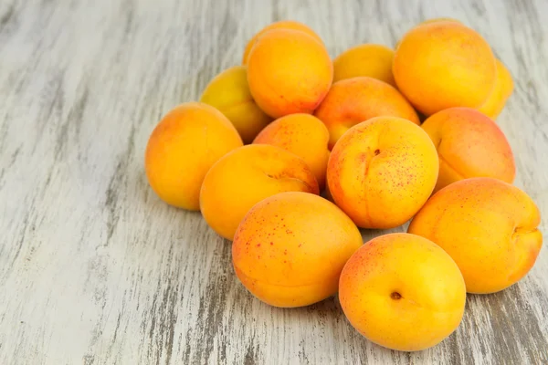 Abricot naturel frais sur table en bois close up — Photo