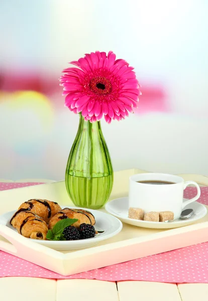 Bandeja de madera con desayuno, sobre mesa de madera, sobre fondo claro —  Fotos de Stock