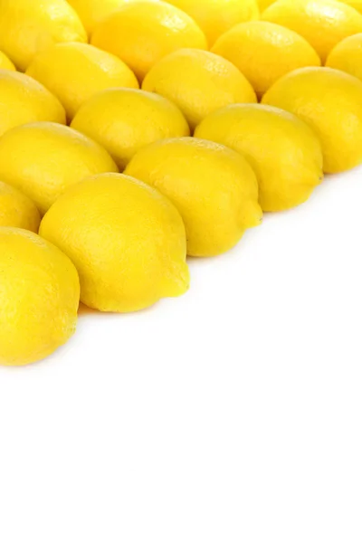 Maturare limoni su sfondo bianco — Foto Stock