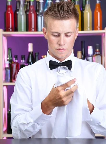 Bartender wipes glasses at work — Stock Photo, Image