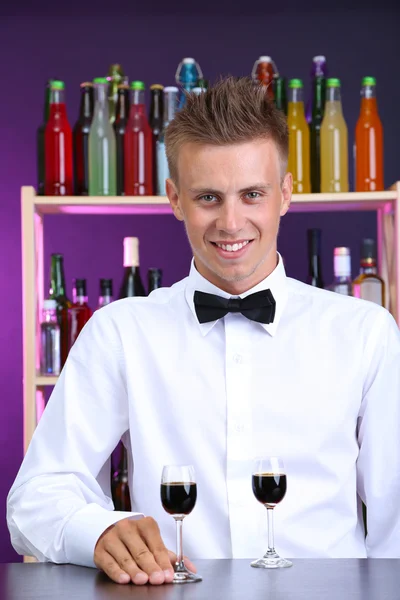 Barkeeper mit Schnapsgläsern — Stockfoto