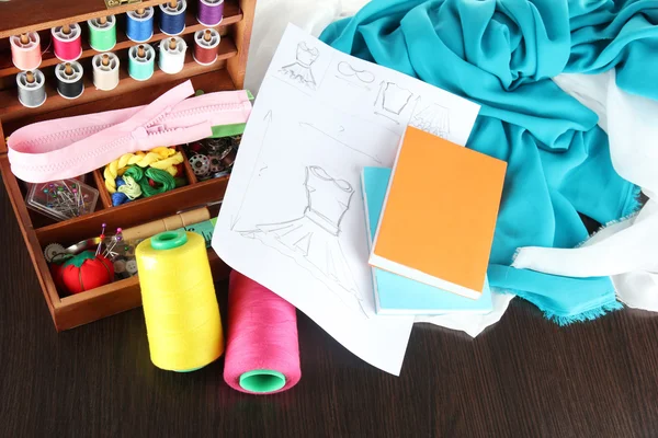 Kit de couture en boîte en bois, tissu et croquis sur table en bois — Photo