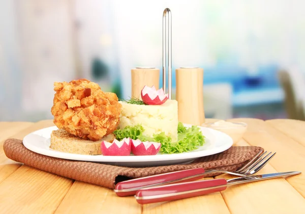 Pollo Kiev su crostini con purè di patate, su tavolo di legno, su sfondo luminoso — Foto Stock
