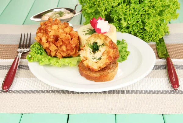 Hühnerkiev mit Kartoffelbrei auf weißem Teller, auf hölzernem Hintergrund — Stockfoto
