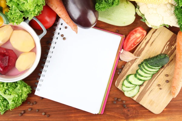 Taze sebze ve baharat ve kağıt, tahta arka plan ile ilgili notlar — Stok fotoğraf