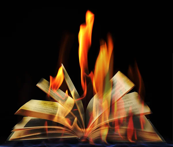 Libro aperto in fiamme su sfondo nero — Foto Stock