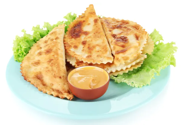 Вкусные чебуреки со свежими травами на тарелке, изолированные на белом Стоковое Фото