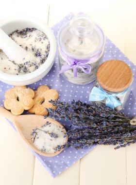 kavanoz lavanta şeker, harç ve ahşap zemin üzerinde taze lavanta çiçekleri ile natürmort