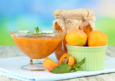 cam ve parlak zemin üzerine ahşap masa üzerinde taze kayısı kayısı