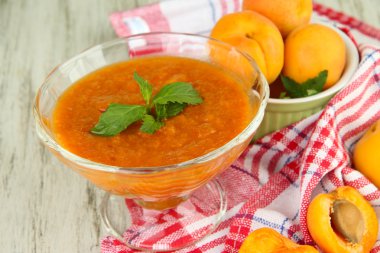 cam kase ve ahşap zemin üzerinde taze kayısı kayısı reçeli