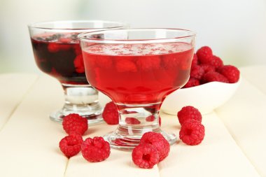 ahşap masa üzerinde taze çilek ile jöle