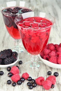 jöle tahta masada taze çilek ile yakın çekim