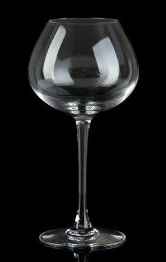 Siyah arkaplanda boş şarap kadehi