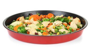 Pan, üzerinde beyaz izole et ve sebze ile güveç