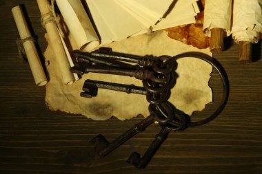 antika anahtarları ve koyu arka plan üzerinde kaydırma