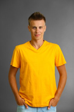 gri arka plan üzerinde genç erkek t-shirt